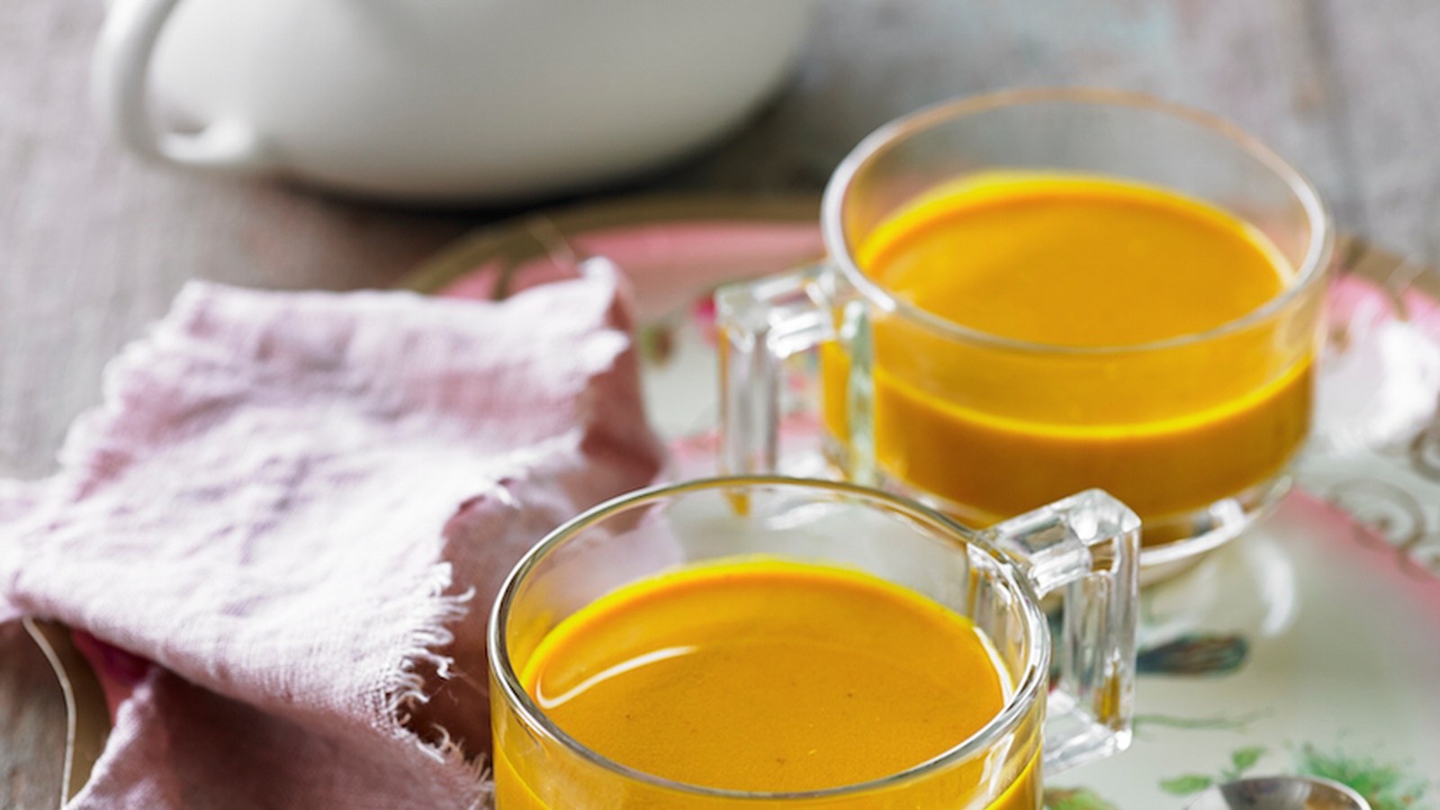 Cleansing Turmeric & Ginger Tea (Recipe)